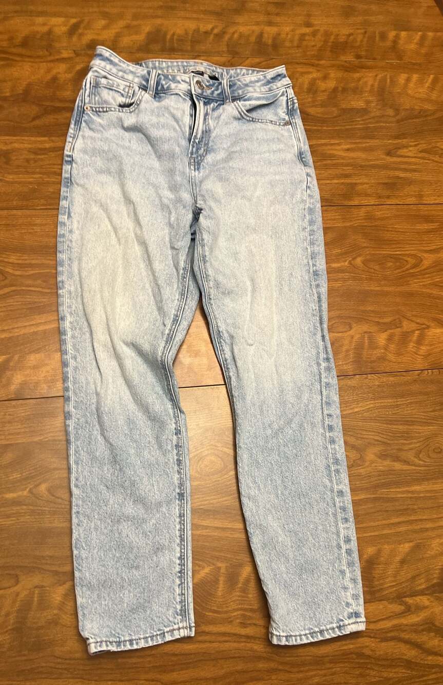 American Eagle Curvy High-Waisted Mom Jean Light Acid Wash Size 2 Short